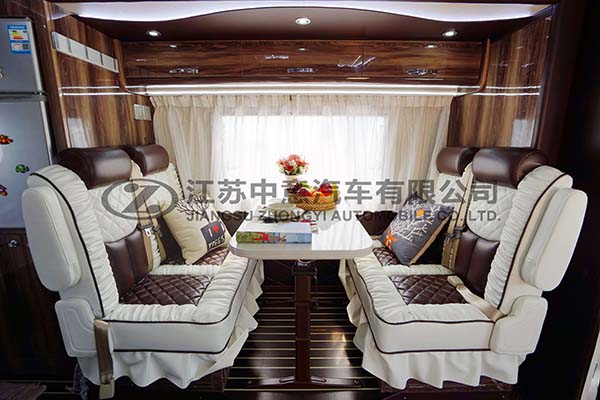 中意SZY5045XLJN2欧胜双拓展自动挡依维柯C型房车